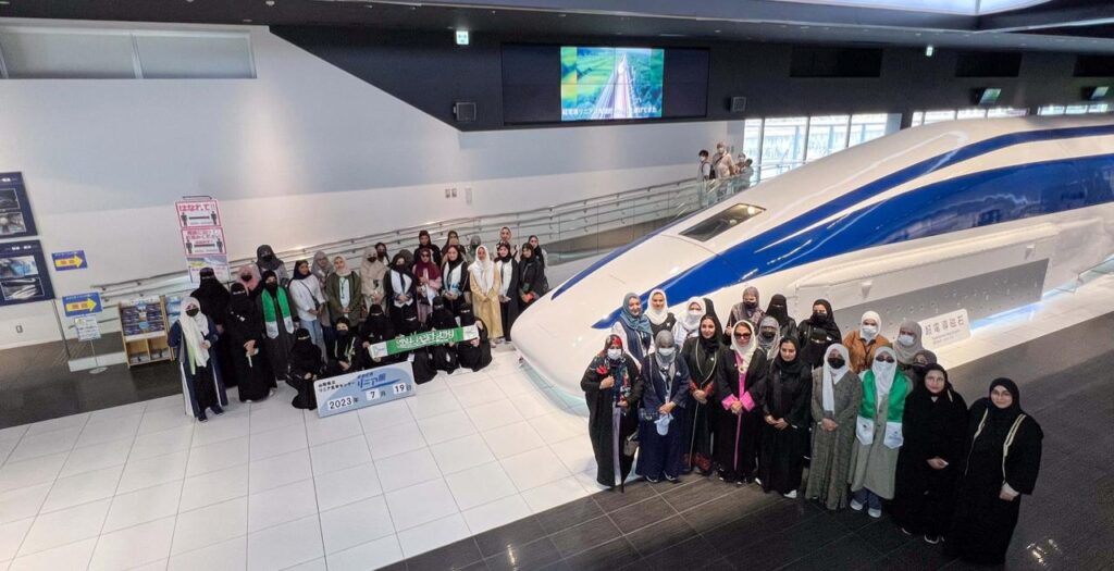 サウジアラビア人学生と学生部長、指導教員たちが新幹線博物館で撮った集合写真。 （写真：付属）