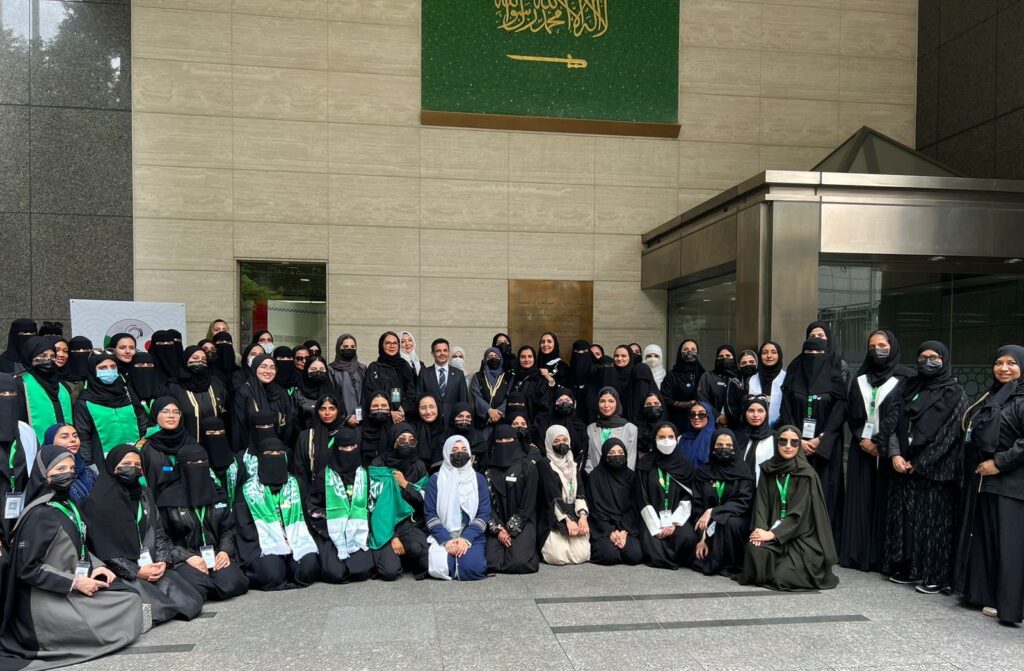 サウジアラビア人学生と学生部長、指導教員たちと駐日サウジアラビアのナエフ・アルファハディ大使との集合写真。 （写真：付属）