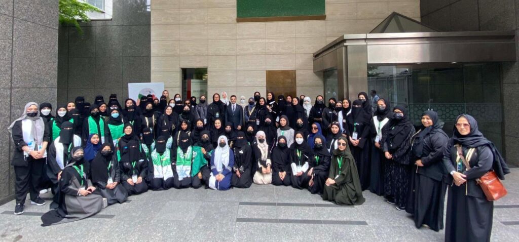 サウジアラビア人学生と学生部長、指導教員たちと駐日サウジアラビアのナエフ・アルファハディ大使との集合写真。 （写真：付属）