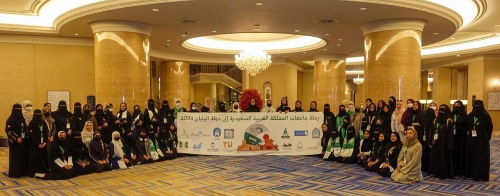 サウジアラビア人学生と学生部長、指導教員たちが宿泊したホテル内で撮った集合写真。（写真：付属）