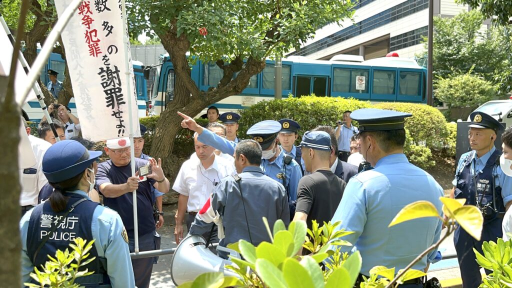 活動家たちは「原爆投下、大空襲、民間人大虐殺等々　米国は数多の戦争犯罪を謝罪せよ！！」と書かれた垂れ幕を掲げていた。(ANJP)