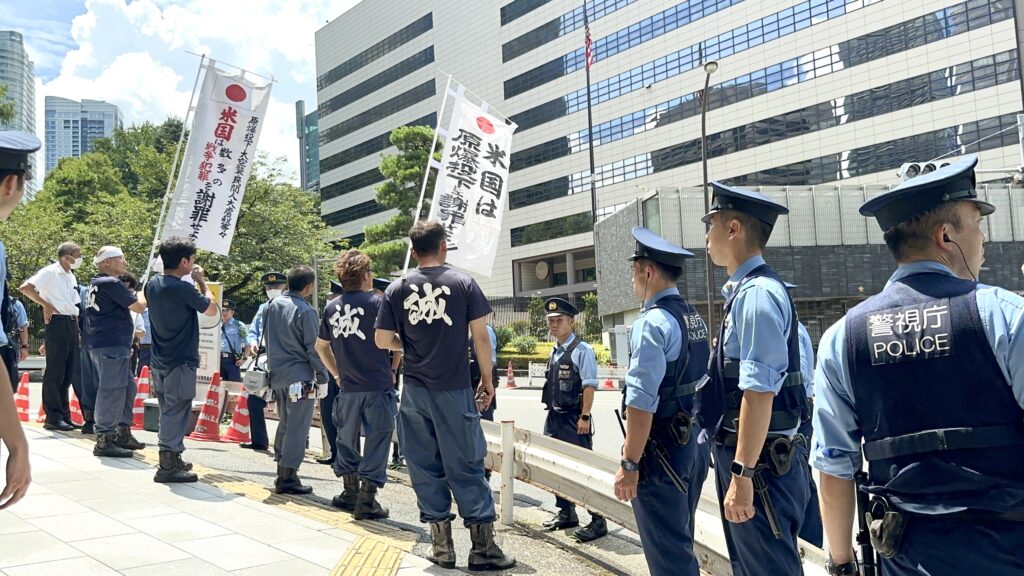 活動家たちは「原爆投下、大空襲、民間人大虐殺等々　米国は数多の戦争犯罪を謝罪せよ！！」と書かれた垂れ幕を掲げていた。(ANJP)