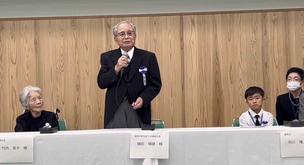 遺族代表の言葉を述べた83歳の横田輝夫さんは戦争の恐ろしさを語った。(ANJ)