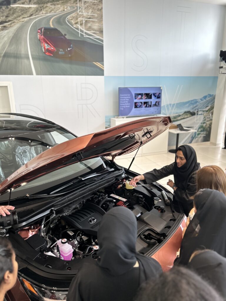 フダ・アル・マトローシさんが開催したワークショップでは、自動車メンテナンスのさまざまなノウハウが取り上げられた。 (付属)