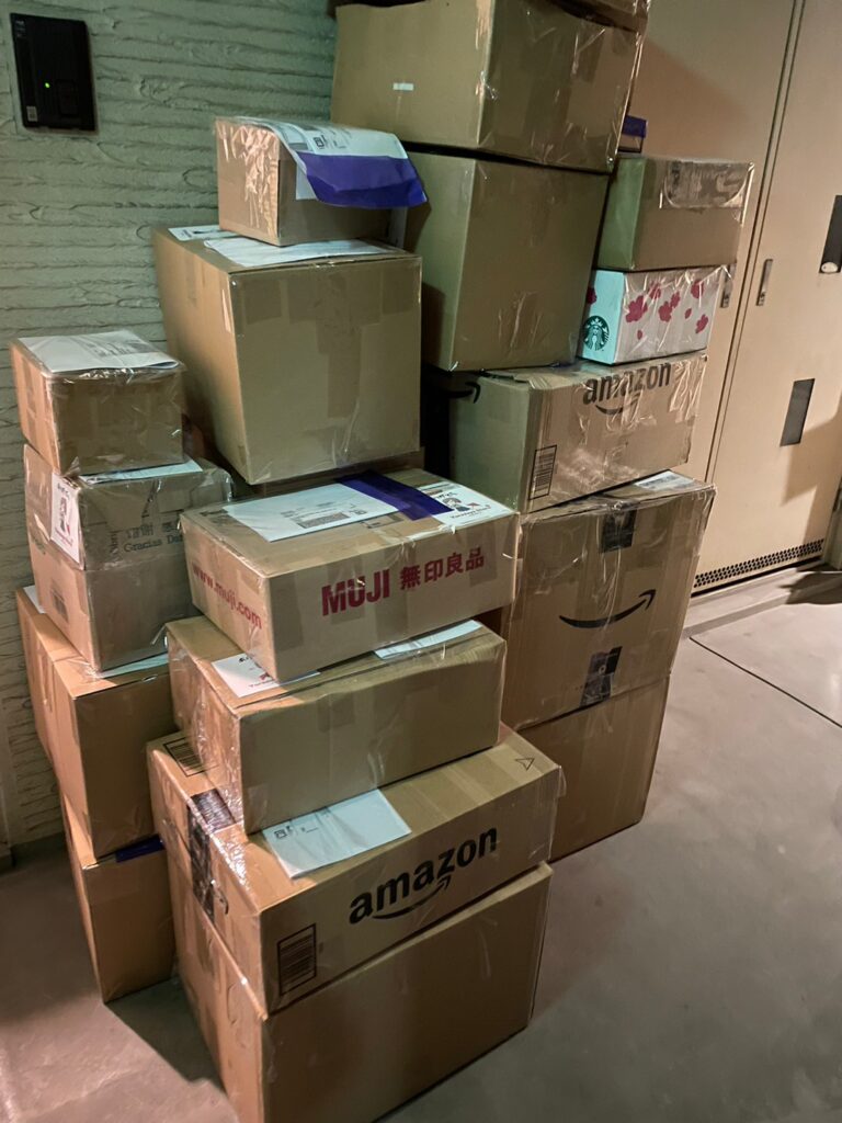 「万屋」ストアが発送する商品の一部は、丁寧に梱包した後、主に中東に発送される。(写真:付属。)