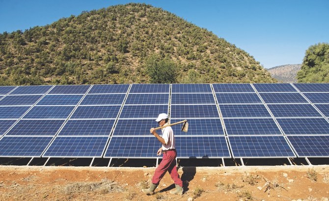 専門家は太陽光発電を、モロッコの低開発地域のための実行可能なソリューションと見ている。（AFP）