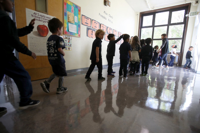 2019年10月17日、カリフォルニア州サンフランシスコで地震の訓練時に教室から避難する児童。（Getty Images/『AFP通信』）