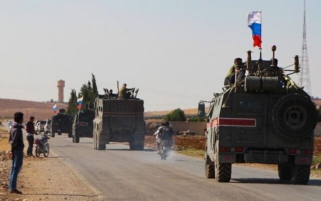 シリア北東の町コバニへ向かって走るロシア軍の車隊。（AFP/資料写真）