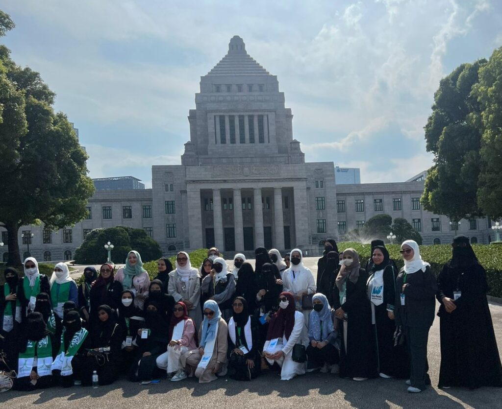 サウジアラビア人学生と学生部長、指導教員たちが日本の国会議事堂前で撮った集合写真。 （写真：付属）