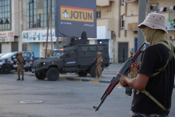 リビアの首都トリポリで火曜日に武装勢力間の衝突が勃発した後、道路を警備する内務省所属の治安要員。2023年8月16日。（ロイター）