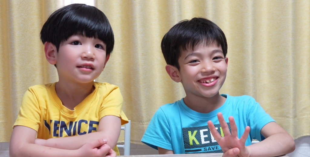 5歳のノアさんと8歳のアリさんはヨルダンで生まれ、現在は日本に住んでいる（本人提供）