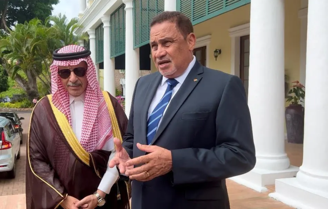 サウジ王室のアフマド・ビン・アブドルアジーズ・カッタン顧問(左)とセーシェルのシルヴェストル・ラドゴンド外務・観光大臣。(SPA)
