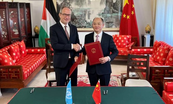 UNRWAパートナーシップディレクターのカリム・アメール氏と、中国のパレスチナ外交部代表ゼン・ジシン氏。(UNRWA)