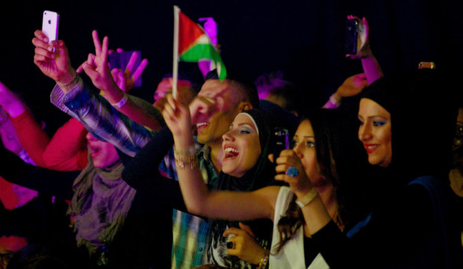 アラブ・アイドル・タレント・コンテストで優勝したパレスチナ人歌手モハメド・アサフに声援を送るファン、ハーグにて。(AFPファイル)