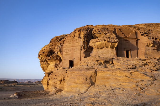 サウジ北西にあるアル・ウラー近くのアルヒジュルの遺跡にて、古代ナバテア人が彫刻を施した墓石が写真には写っている。（資料/AFP）