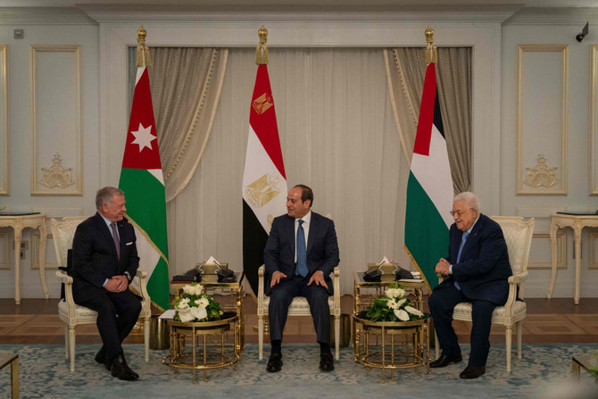 ヨルダンのアブドッラー2世国王、エジプトのアブドゥルファッターハ・エルシーシ大統領、パレスチナのマフムード・アッバース大統領。2023年8月14日、エジプト北海岸のエル・アラメインで開かれた三者首脳会議にて。（ヨルダン王宮の配布写真、AFP経由）