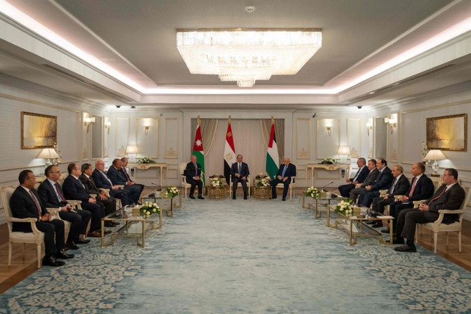 ヨルダンのアブドッラー2世国王、エジプトのアブドゥルファッターハ・エルシーシ大統領、パレスチナのマフムード・アッバース大統領。2023年8月14日、エジプト北海岸のエル・アラメインで開かれた三者首脳会議にて。（ヨルダン王宮の配布写真、AFP経由）