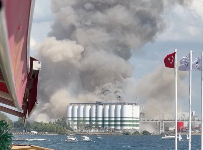 船からサイロに小麦を移している最中に小麦のくずが圧縮したことによって爆発が起きた。（AFP）