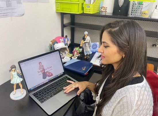 大阪のオフィスでアラブニュースジャパンにEーサイト「万屋」ストアを案内するハナ・アクバー氏。 (写真:付属。)