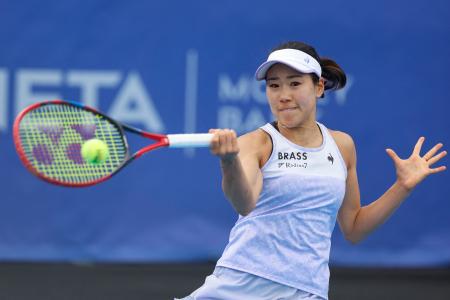 2023年8月7日、チェコのプラハで開催されたプラハ・オープン WTA250テニストーナメントの女子シングル決勝戦で、チェコのリンダ・ノスコバ(写っていない)にボールを返す日本の日比野菜緒。(AFP)