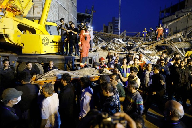 2023年8月6日、テヘランで倒壊したビルの現場に集まる救助隊員。（AFP）