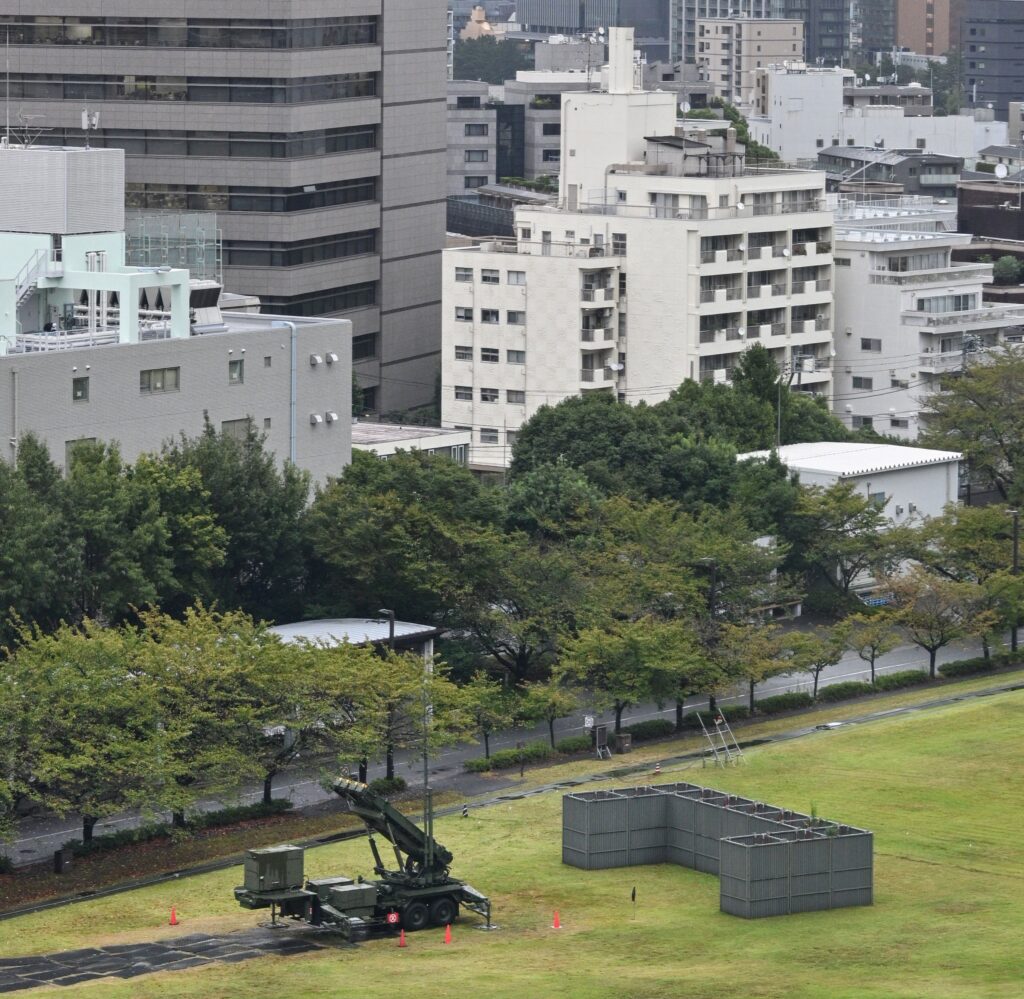 2022年10月5日に東京の防衛省の隣に配備された航空自衛隊の地対空誘導弾パトリオットミサイル（PAC3）の写真。（AFP）