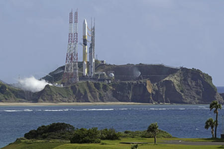 発射台上のH2Aロケット。2023年8月28日（月）、鹿児島県の種子島宇宙センター。共同通信によると、この日の午前に打ち上げ予定だったが強風のため延期された。（共同通信、AP経由）