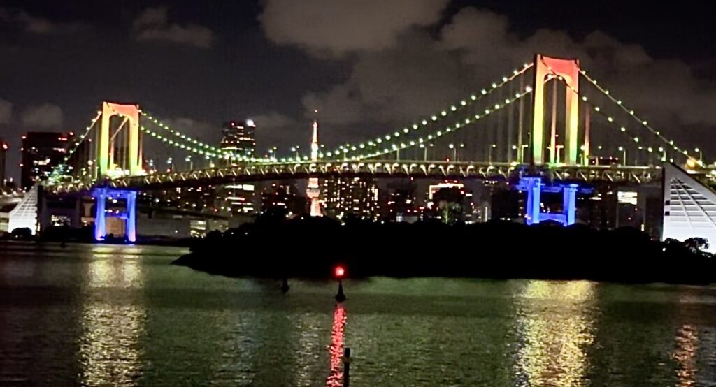 東京を象徴するレインボーブリッジは現在、30周年を記念して520個のLEDライトによる特別ライトアップが行われている。(ANJ)