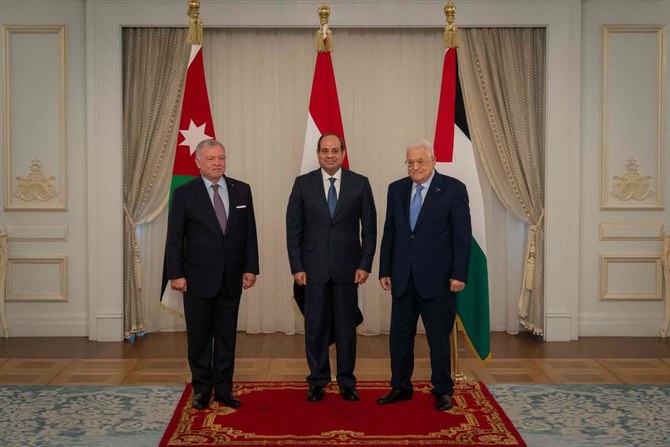 2023年8月14日、エジプト北岸のエル・アラメインで行われた3カ国首脳会談に参加した（左から）アブドッラー2世国王、エジプトのエルシーシ大統領、パレスチナ自治政府のアッバス大統領。（AFP）