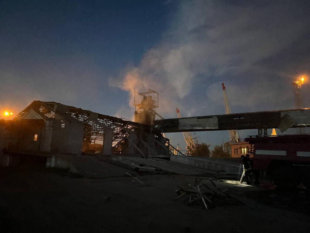 2023年8月2日、ウクライナ非常事態庁が公表した配布写真には、オデッサ州ドナウ川沿いの港で、ロシアによる夜間ドローン攻撃で損傷を受けた建物が映されている。（AFP）