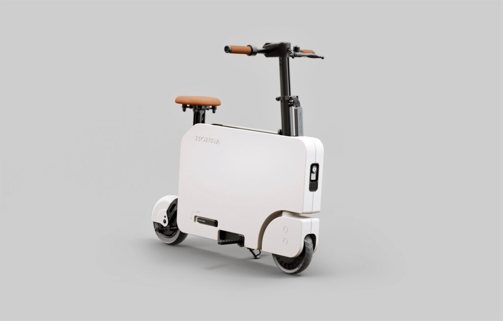 折りたたみ式スクーター「モトコンパクト」は11月に995ドルで発売予定。(Honda)