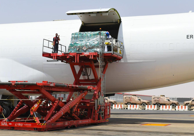 サウジアラビアの最初の援助物資輸送機が、リヤドのキング・ハーリド国際空港からベンガジのベニナ国際空港へ向けて出発した。（SPA）