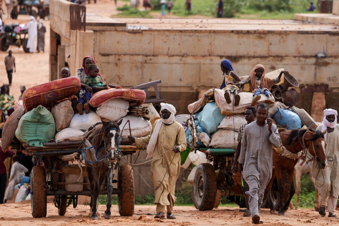 2023年8月4日、チャド、アドレ。スーダンとチャドの国境を越え、スーダンのダルフール紛争から逃れてきたスーダン人の荷物を運ぶチャドの荷車業者。（ロイター/写真）