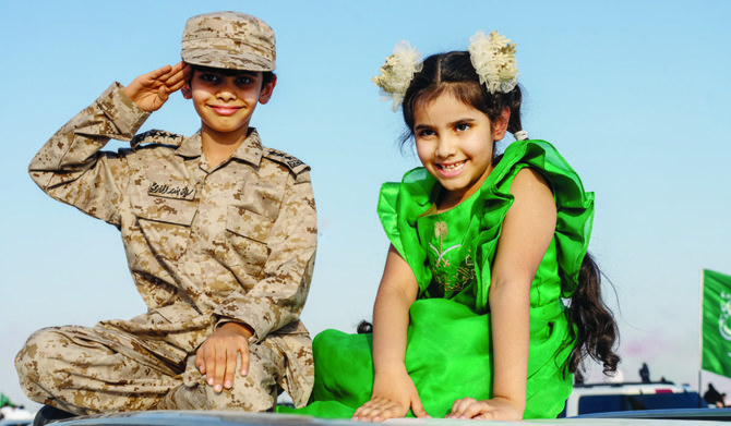 リヤドでは、軍服とサウジアラビアの国の色（緑と白）で正装した子供たちが建国記念日を祝う姿が見られた。（写真：AN/Huda Bashatah）