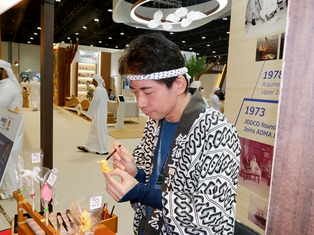 水木貴広氏は、飴細工師としての経歴が20年を越えた現在も、年間を通じて世界各地で出張実演を続けている。