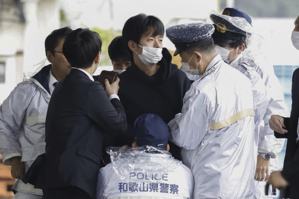  2023年4月15日、西日本・和歌山の港を訪問中の岸田文雄首相にパイプ爆弾のようなものが投げつけられ、後に木村龍二と判明した男が逮捕された。日本のメディアが報じたところによると、日本の検察当局は2023年9月6日水曜日、4月の岸田文雄首相への爆発物攻撃に関する殺人未遂およびその他の容疑で24歳の男を起訴した。(共同通信 via AP, File）