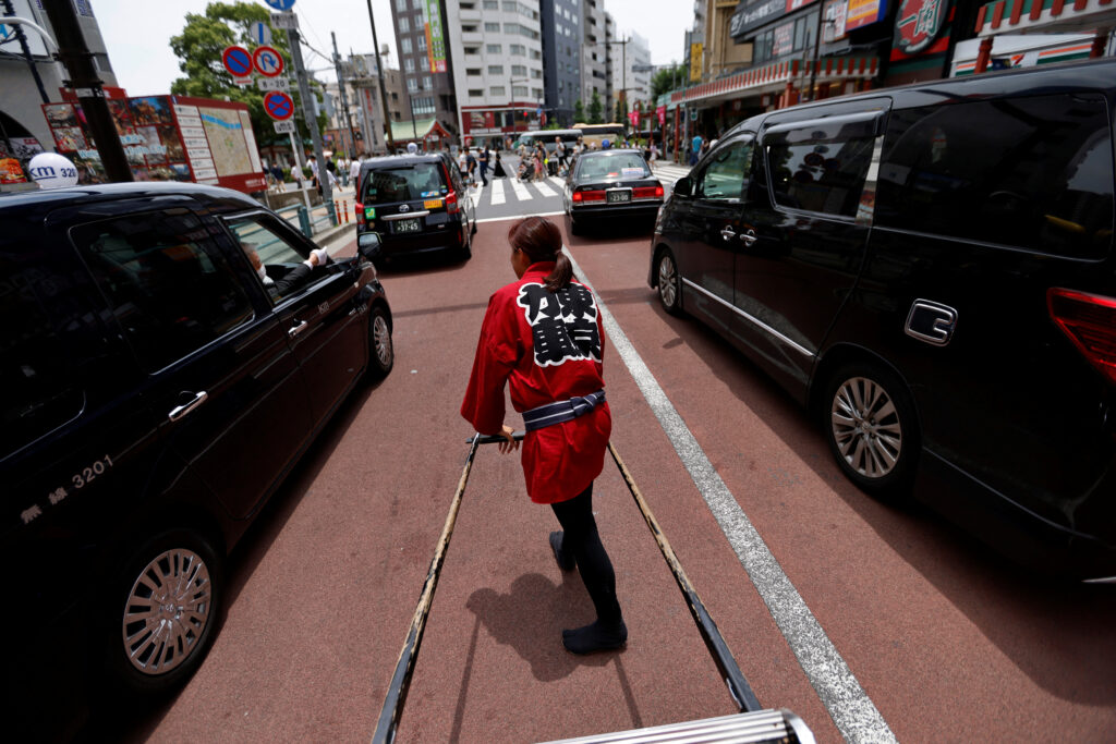 体力に加え、俥夫は東京を知り尽くしていなければならない。また、観光のために人力車に乗る観光客の心をつかむ術も心得ていなければならない。（ロイター）