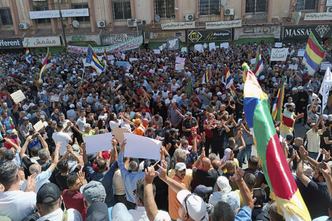 シリア南部の都市スワイダーでの抗議活動でドゥルーズ派の旗を振る人々。2023年9月15日。（スワイダー24 / AP経由）