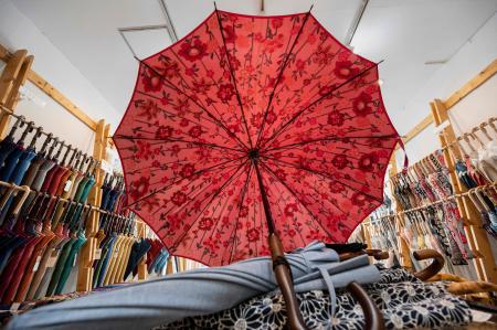 東京、東日本橋で1世紀近く雨傘を手作りしてきた小宮商店の店内に展示されている傘。（2023年8月3日撮/AFP事）
