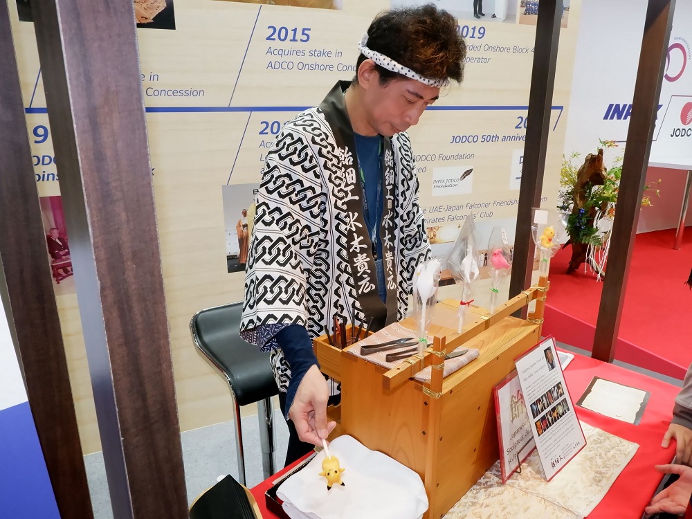 水木貴広氏は、飴細工師としての経歴が20年を越えた現在も、年間を通じて世界各地で出張実演を続けている。