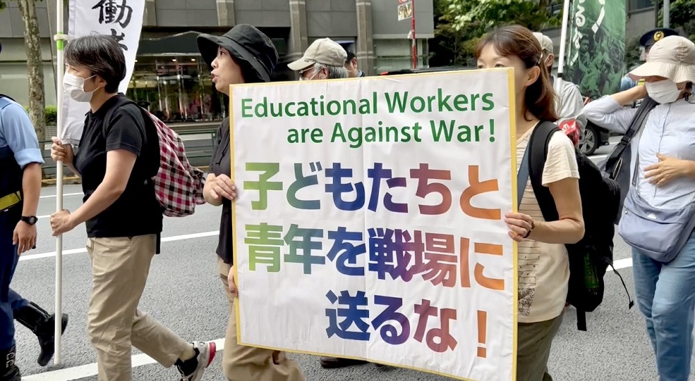 全学連の学生や労働組合員、在日米軍に反対する人々など約800人のデモ隊が首相の政治動向を批判した。 (ANJ/ Pierre Boutier)