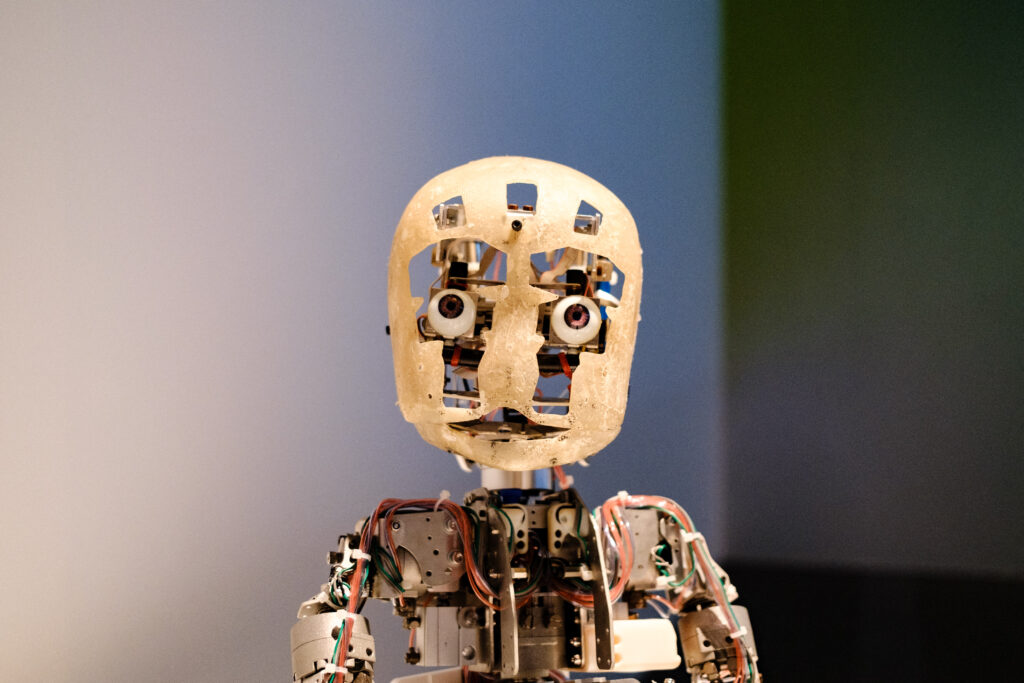 子供たちは自宅の端末を使用して、学校に置かれている分身ロボットを遠隔操作できるようになる。（AFP通信）
