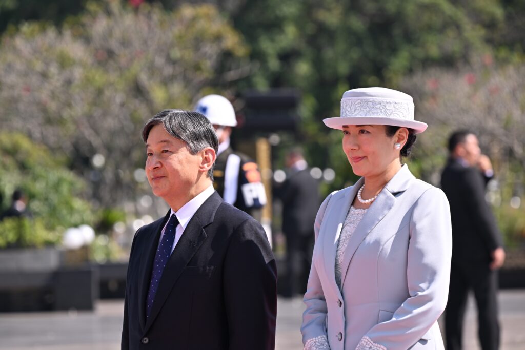 同庁によると、両陛下は１０月７日、特別機で鹿児島県入りし、鹿児島市で国体の総合開会式に出席。(AFP)