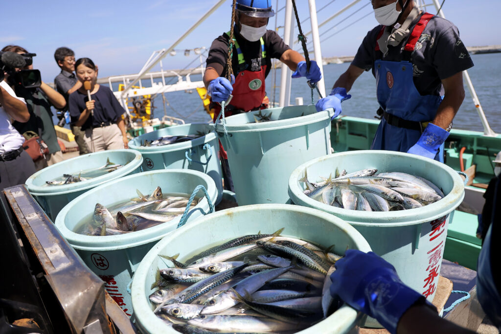 これに対して外務省は、海洋放出による人や環境への影響は無視できるものであり、IAEAも包括報告書に明記していると説明。(AFP)