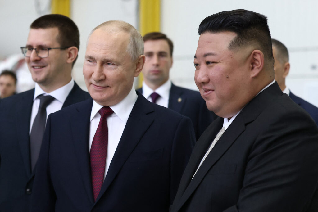 2023年9月13日、アムール地方のボストーチヌイ宇宙基地を訪問するロシアのプーチン大統領（左）と北朝鮮の金正恩総書記（右）。(AFP＝時事）