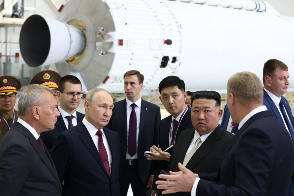 2023年9月13日、アムール地方のボストーチヌイ宇宙基地を訪問するロシアのプーチン大統領（中央左）と北朝鮮の金正恩総書記（中央右）。(AFP＝時事）