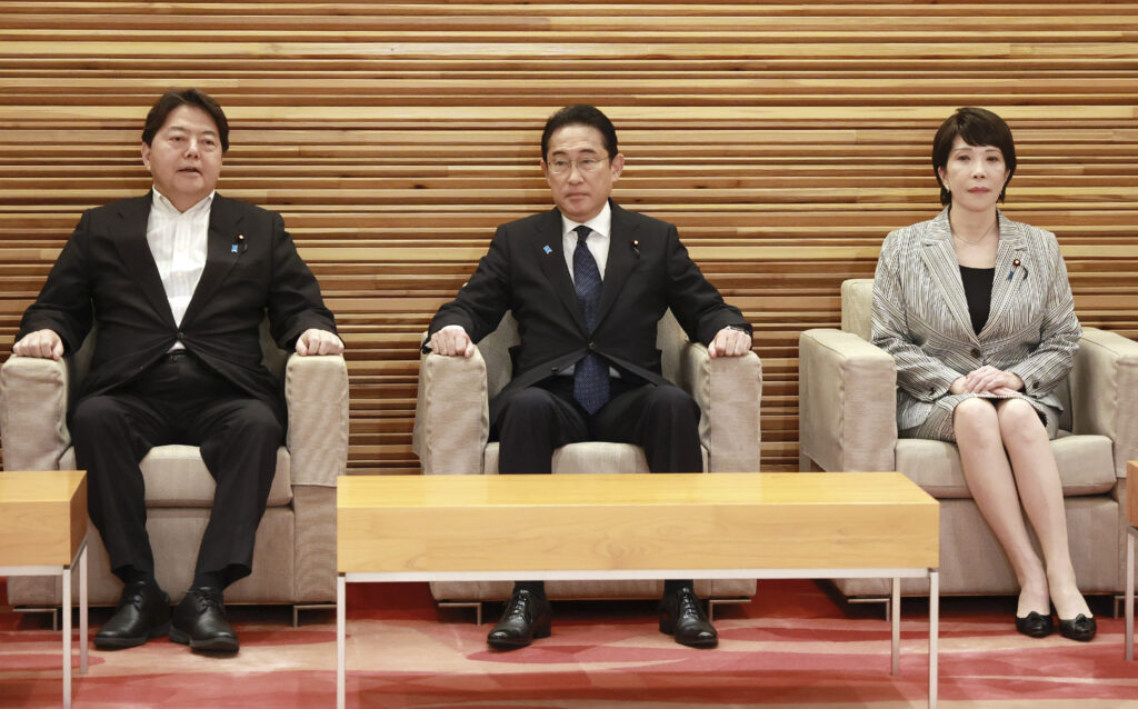 岸田文雄首相は、新たな内閣改造に女性議員5人を含めることを決めた。 (AFP)