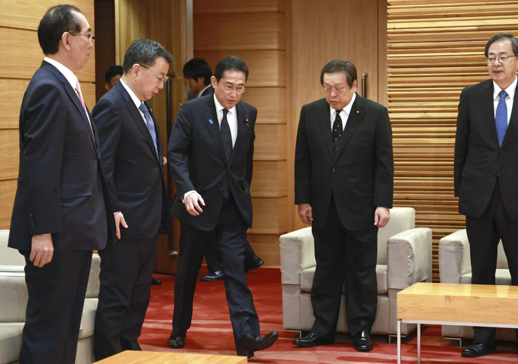 岸田文雄首相は、新たな内閣改造に女性議員５人を含めることを決めた。 （AFP）