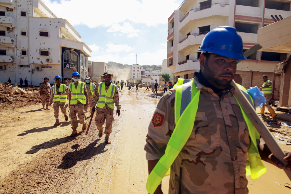 2023年9月14日、リビアのデルナで鉄砲水被害を受けた地域を歩く救助隊員。(AFP＝時事）