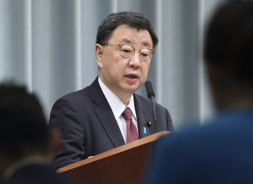 松野博一官房長官は、日本政府は邦人の安全を守るために必要なあらゆる手段を講じるよう中国政府に求めたと述べるとともに、邦人に安全情報を発信したと語った。（AFP）